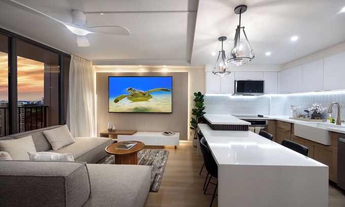 Waikiki Condo | New Upscale 21st Floor Waikiki Banyan Steps to Beach w/Parking