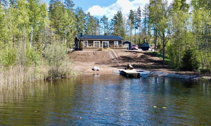 Hultsfred House | New vacation home in Småland directly on the lake with boat, sauna, wooden hot tub and much more.