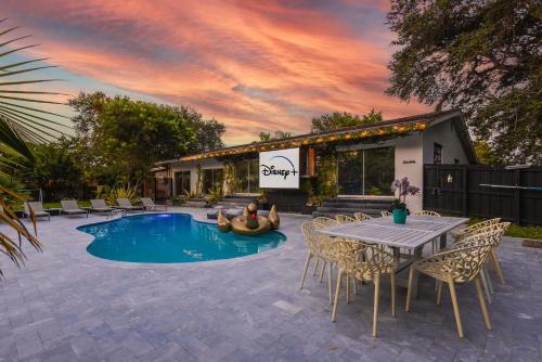 Golden Glades Villa | New Villa Jungle Paradise Heated Pool BBQ Soccer