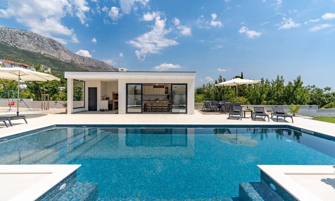 Kastel Kambelovac Villa | NEW! Villa Marisa with 51sqm heated, private pool, 5 bedrooms, 4 bathrooms, summer kitchen, views of the Adriatic sea and town Split
