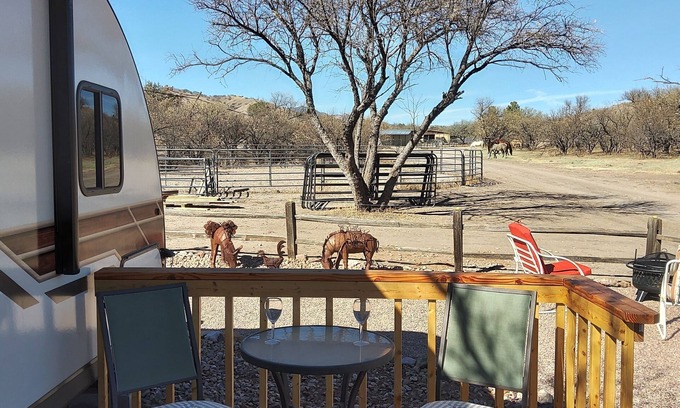 Sonoita House | New Vintage Trailer on 40 acre horse ranch close to wineries and fun outings.