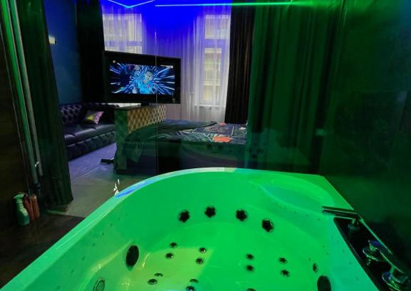 Kielce Apartment | NEW VIP GOLD GLASS JACUZZI & SAUNA -Balkon ,Rynek Kielce -Garaż Wejście klamka kod