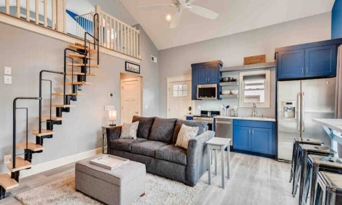 Eastwood House | New walkable home with FREE off-street parking and 2 king beds