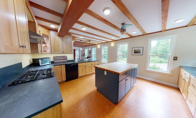 Waitsfield House | NEW! Warm, Cheery and Bright Post & Beam. Secluded Location, Close to Ski Hill and Village Center