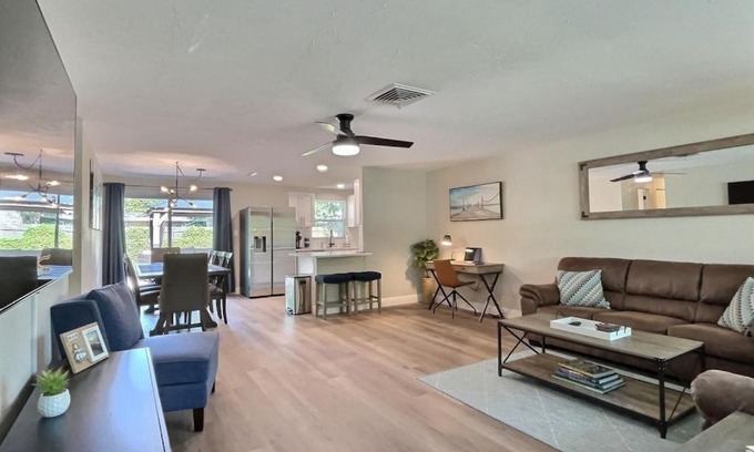 South Gate Ridge House | NEW Warm modern bliss just 10 minutes from Siesta Key beaches and downtown Sarasota