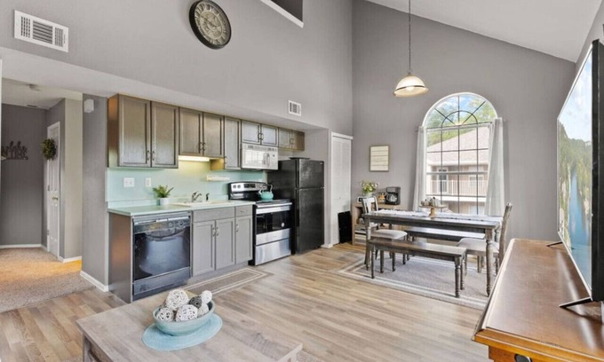 Hollister Condo | New! Waterfront Condo with Loft