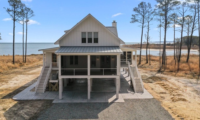 Kilmarnock House | NEW Waterfront Cottage in pleasant Kilmarnock with Views of Bay and Sandy Beach