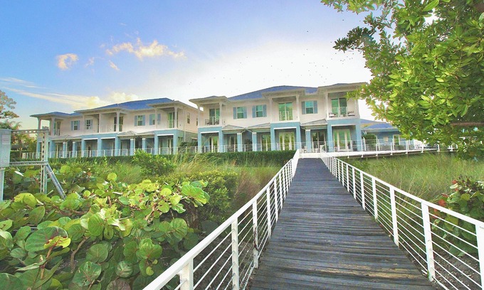 Stuart House | New - Waterfront Home in Port Salerno - Stuart - Private Boat Dock & Boat Lift - Community Pool.