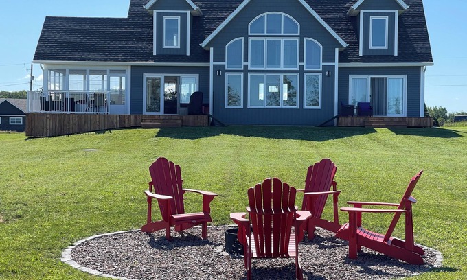 New London House | New waterfront vacation home near Cavendish. Sleeps 10.