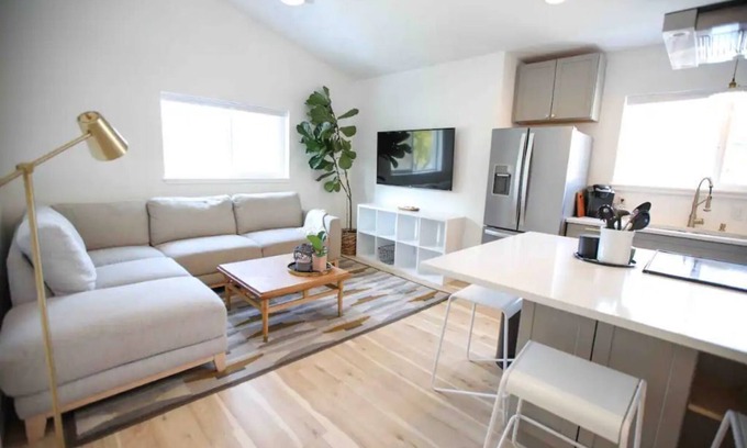 Veterans Park House | New West End (Downtown) Bungalow