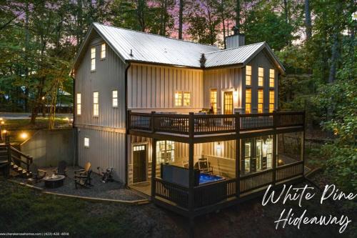 Ellijay House | NEW White Pine Hideaway Fire pit Hot Tub Games