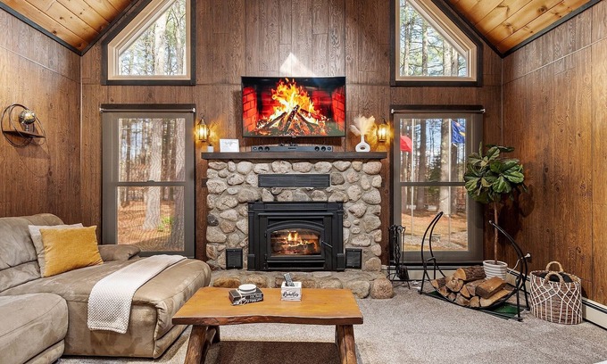 Tamworth House | NEW! Woodland Retreat - Hot tub/Game Room/Firepit