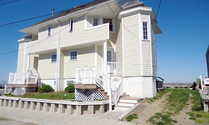 Broad Channel House | New York City Vacation home Waterfront with Sunsets over Manhatan