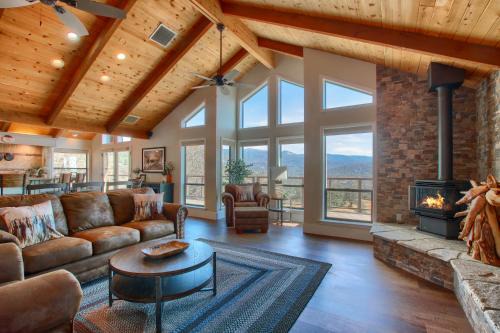 Oakhurst Villa | NEW! Yosemite Mountain villa, stunning views -more