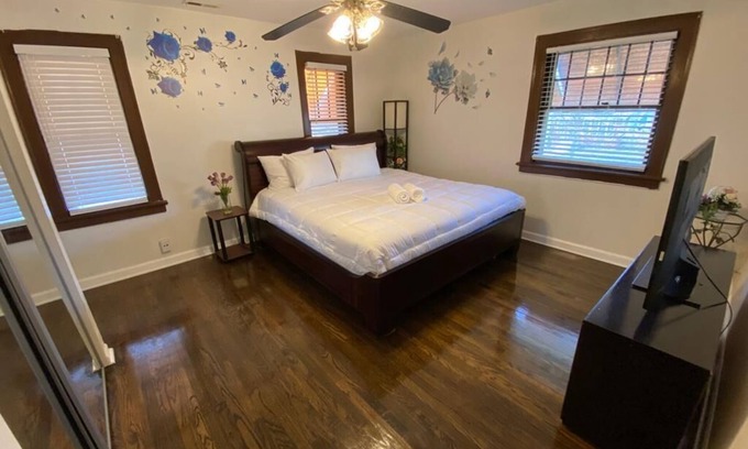 North Chicago House | New Your Home Away From Home! - Near Great Lakes Naval Base!
