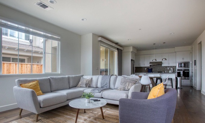 Newark House | Newark 4BR with Easy Access to Other Bay Towns