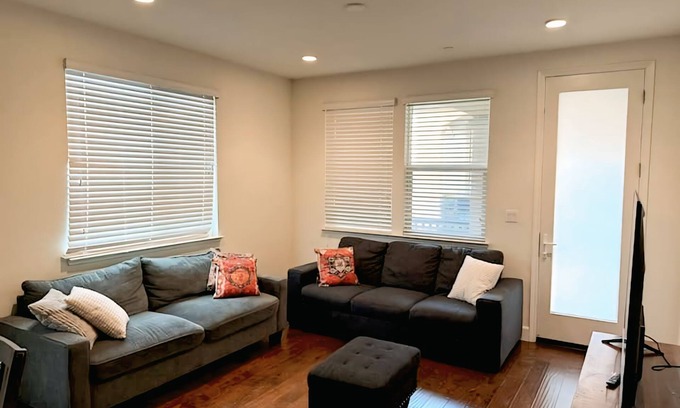 Newark Condo | Newark Escape-Clean, Quiet & Fully Equipped Free WiFi, AC & Easy Parking