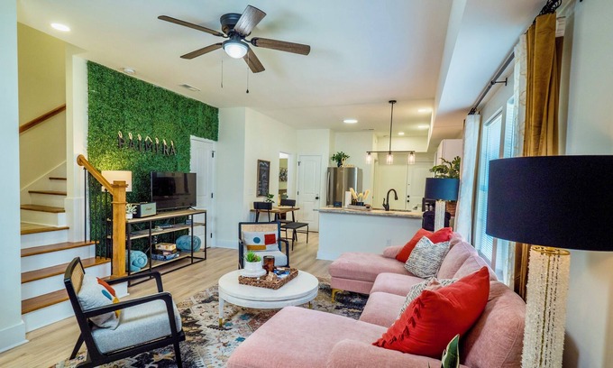 Graysville House | 𝔑𝔢𝔴𝔹𝕆𝕄| Two Townhomes in Hamilton Place| Near Mall