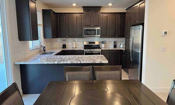 Roseville House | Newbuilt*pet*corp/insurhousing*close2shop*24/7
