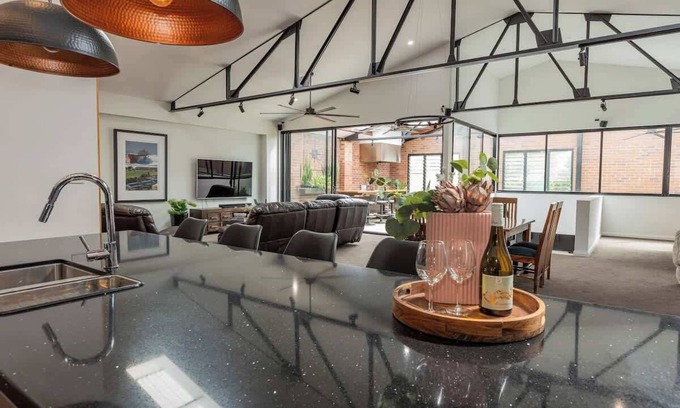 Newcastle West House | Newcastle CBD Penthouse | Spa & Entertainment