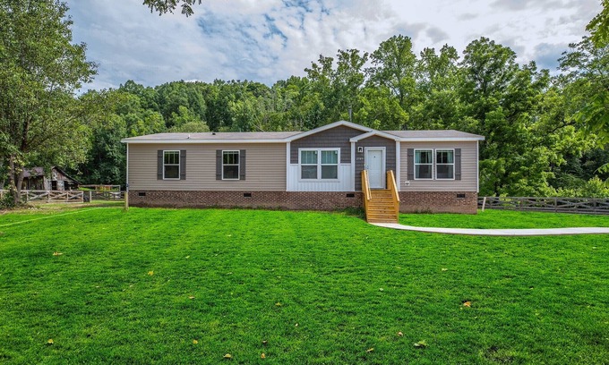 Gaffney Other | Newer 3-bedroom country farmhouse with bold creek & hot tub in Gaffney! Sleeps 5