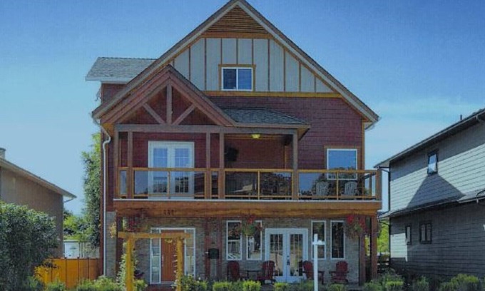 South Pandosy House | Newer 5 bedroom house less than half a block from lake, sleep 10