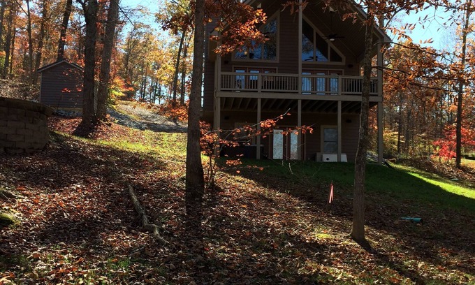Bee Spring House | Newer Build, Premier Finishes, LAKE FRONT, Fiber Internet YOUTUBE TV