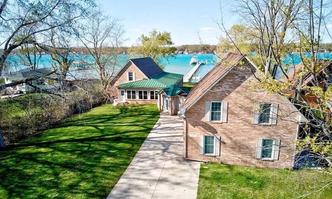 Anchorville House | Newer Cottage on the Lake, ample space for boats