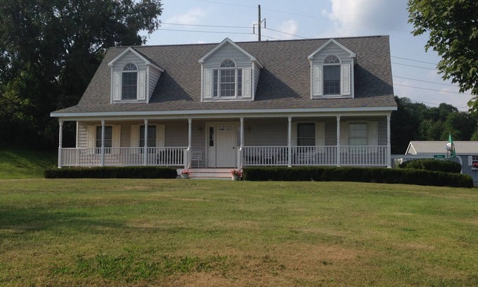Oneonta House | Newer Country Home In Scenic Setting Close to Dreams Park and All Star Village.