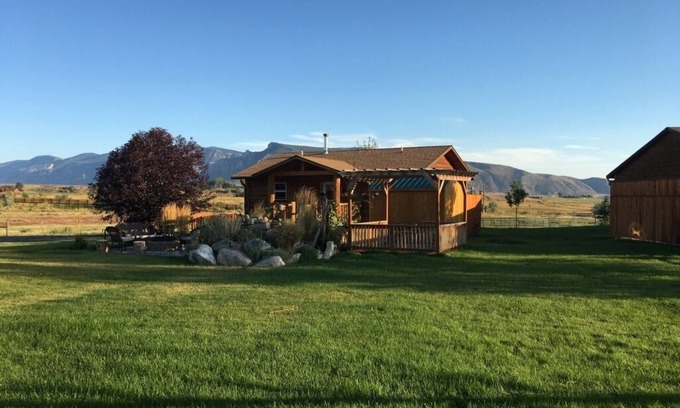 Cody Cabin | Newer Cozy Cabin; Private & Under 10 Minutes to Cody!