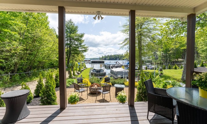 West Alton House | NEWER LAKEFRONT- 4 season home sleeps 6
