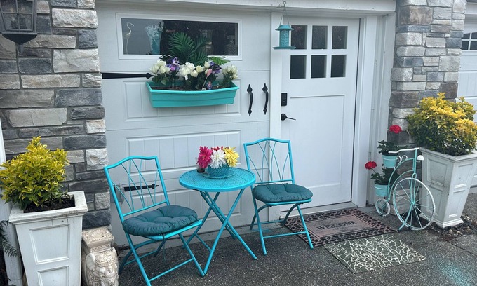 Delta House | Newer Nifty Fifties large 2 bedroom with hot tub and putting green!