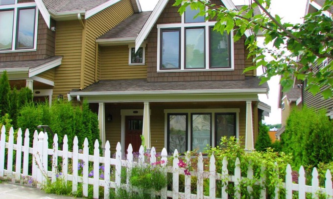 Atlantic House | Newer Town Home in the Heart of the City