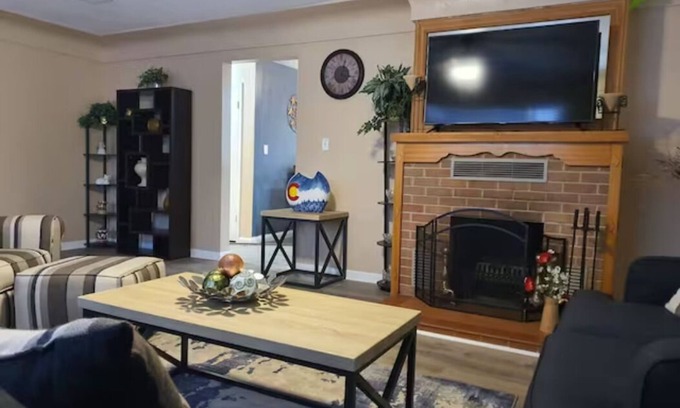 Lamar Heights Area House | Newland Comfortable Roomy Home 5 bedrooms, 2 bath