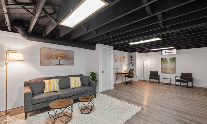 Milwaukee Apartment | Newley Remodeled 1 Bedroom Apartment -Near Wauwatosa, Free Parking