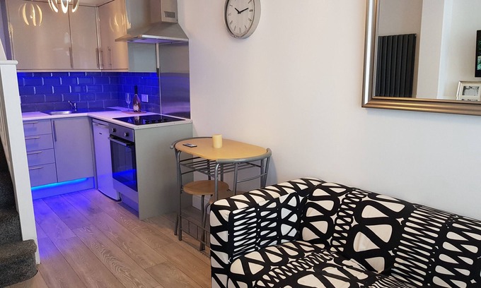 Beddington North Apartment | Newly built 2 Bedroom apartment 30 mins to central london- free parking-