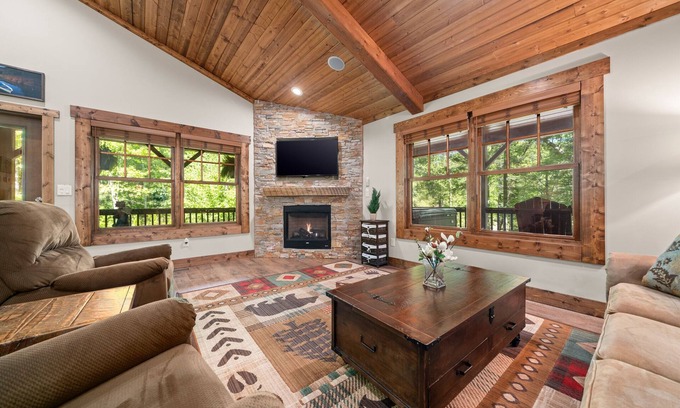 Skyland Cabin | Newly Built 2019 ~ LUXURY cabin ~ 23 Acre Estate ~ Hot Tub ~ 8 miles to Downtown