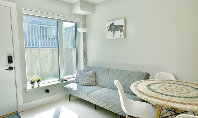 Fraserview House | Newly Built 2BR, 15 Min to Airport, 20 Min to DT