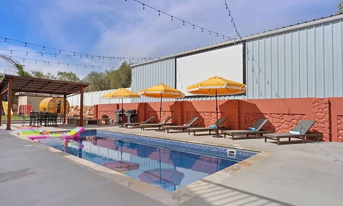 Colorado City Apartment | Newly Built 3BR/2BA Full of Amenities: Pool, Hot Tub, Sauna, 1 hr to Zion