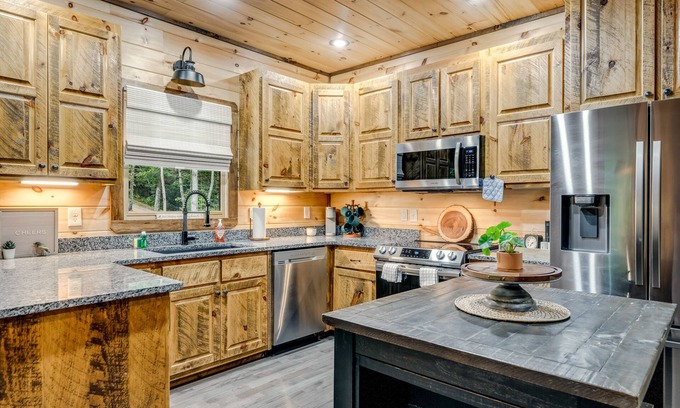 Epworth Cabin | Newly-built cabin with seasonal mountain views, a private hot tub and fireplaces