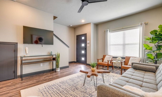 College Station Condo | Newly Built 'Corner Hideaway' 3 Mi to Texas A & M