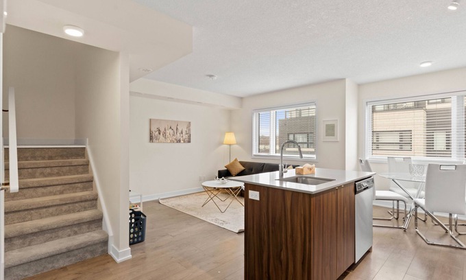 Aldershot House | Newly Built Home ~ Burlington ~ Comfort ~ Cozy