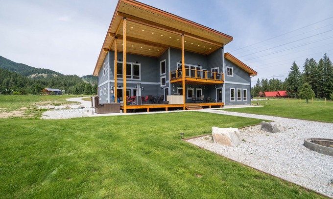 Leavenworth Cabin | Newly built lodge on the river, dog friendly cabin, sleeps up to 10 guests