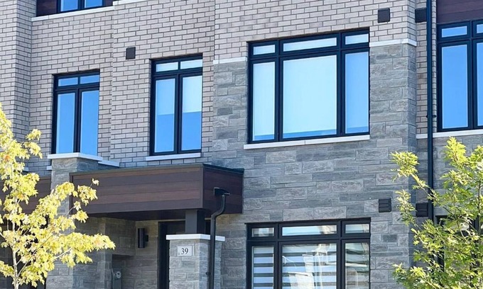 Brampton House | NEWLY BUILT LUXURIOUS 3BRM TOWN HS/AIRPORT/PARKING