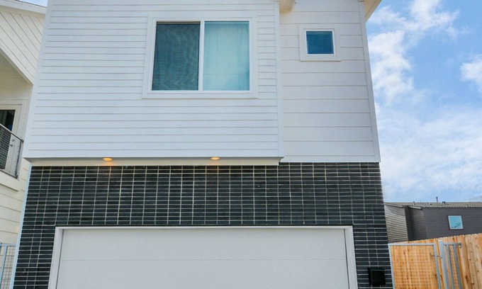 Northside House | Newly Built Modern Townhome 5 minutes Downtown! Sleeps 9 Comfortably