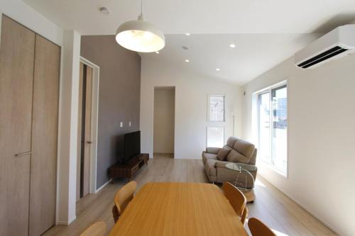 Chuo House | Newly built two-story house! 2 minutes to the station, parking lot, easy access to Disneyland, close to restaurants and shops!