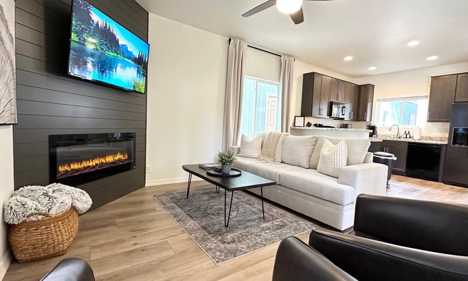 Flagstaff House | Newly Constructed 2 BR Bungalow in the Pines w/Cozy Fireplace -Central Location