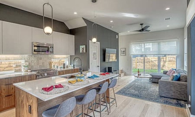 Chestnut House | Newly Constructed 2 BDRM I Work Remotely mins to DT/Airport/Top SXSW Spots!