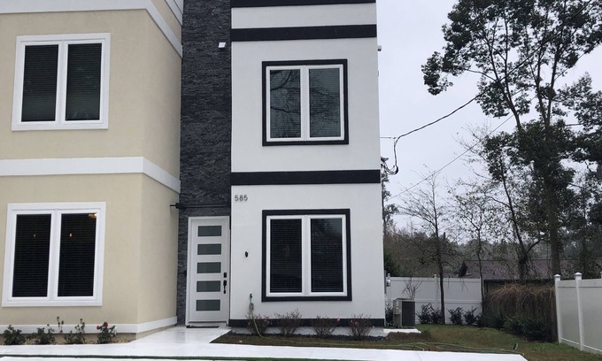 Tallahassee House | Newly constructed modern home with luxurious rooftop patio