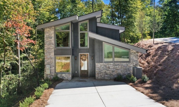 Foxfire Estates Cabin | Newly Constructed Modern Farmhouse, Hot Tub, Outdoor Covered Fireplace, Creek